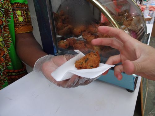 代表的なモザンビーク料理であるバジア。豆をつぶし練って丸めたものを油で揚げる