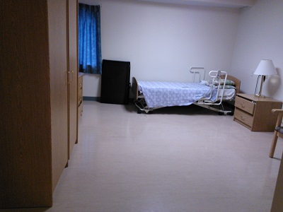 パーキンソン病で車椅子が必要な方の部屋。かなり広いです