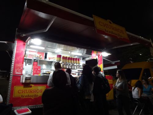 広場に設置されたシューホスの屋台