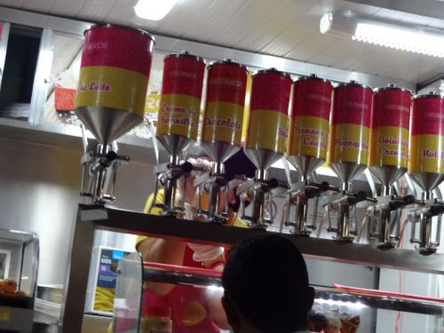 シューホスの生地に詰めてトッピングするための数種類のクリームの機械