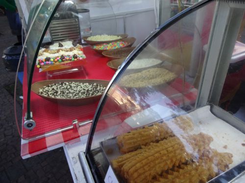 揚げたてのシューホスとトッピング材料