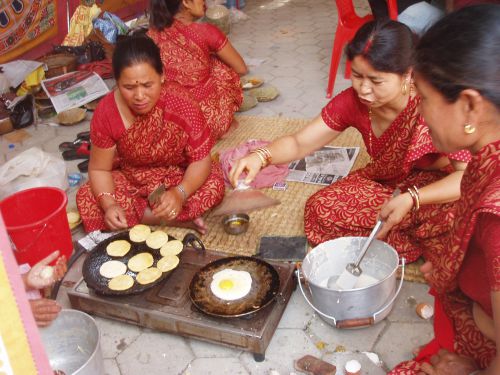 イベントテントの下、女性グループがバラを焼いています。