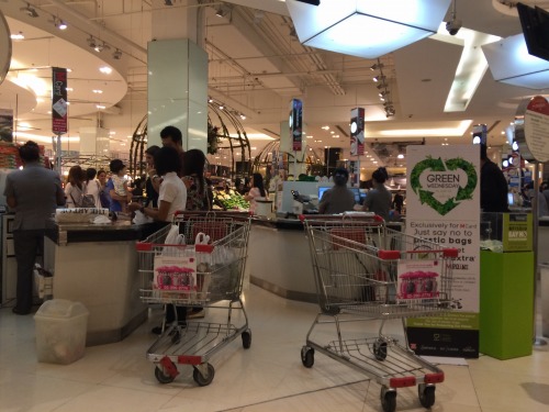 駐在員と旅行客が多い大型スーパーマーケット