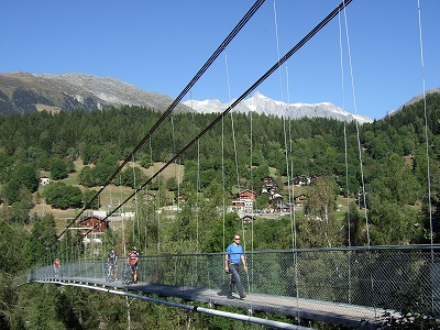 新しい吊り橋とはいえ、すでに何年もあったかのように、風景の中に溶け込んでいます。