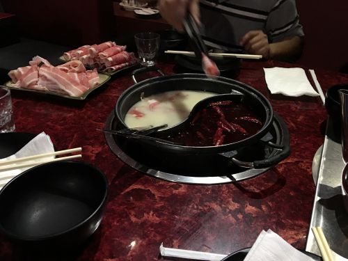 白湯と麻辣スープ。いかにも麻辣スープは唐辛子がたくさん入ってて辛そうですね。