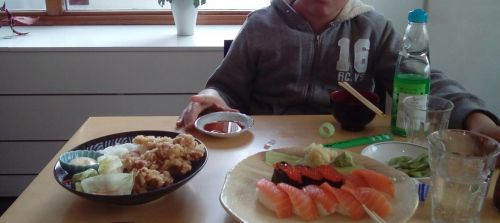 日本人経営のウメオの日本食レストランで、寿司やから揚げなど、日本料理が揃っています。