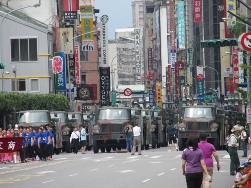 立ち並ぶ軍用車両