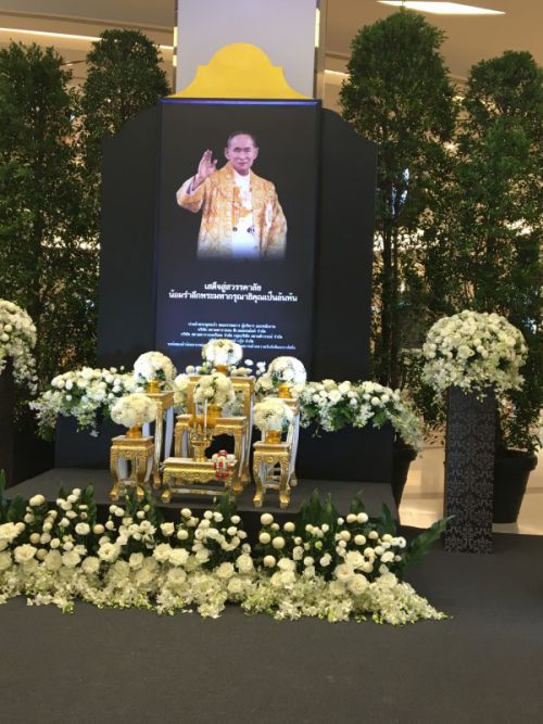 デパート内に設置された国王のお写真