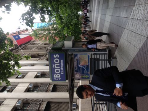 こんなオフィス街の真ん中に作られた公共トイレ、トイレの中には常にトイレを清掃する係の人がいます