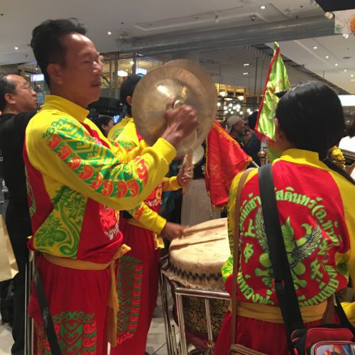 景気の良い音を打ち鳴らす楽団