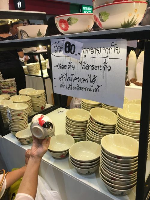 ニワトリ模様の食器はなかなかの人気です