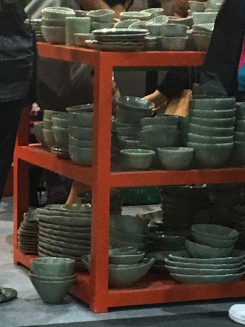 セラドンの食器売り場は日本人でギュウギュウでした