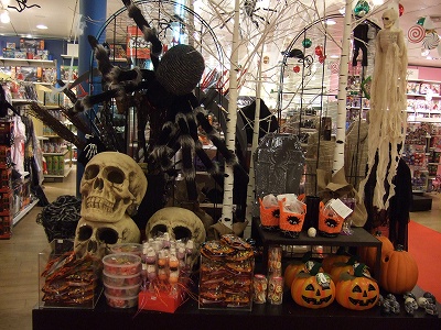 広いある店舗の中で、ハロウィーン商品を扱っていたのはこの一角だけでした。