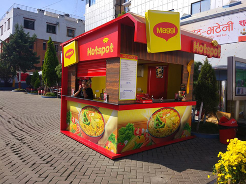 真っ赤な小屋に黄色いロゴが目を引きます