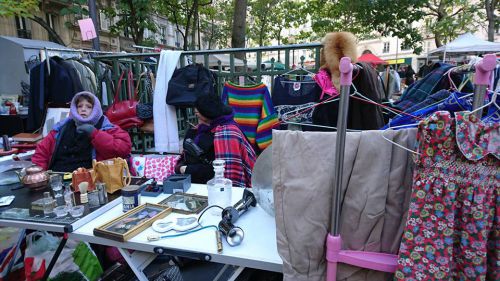 販売する人は、防寒バッチリ！