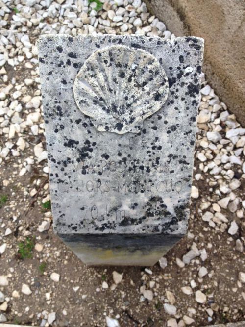 貝殻の目印（巡礼者はホタテ貝の殻をぶらさげてあるきます）