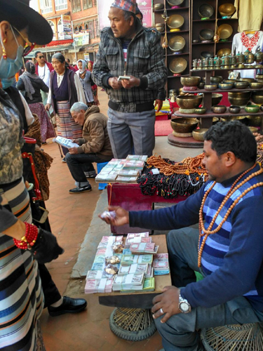 お布施を新券に換える両替商も出現！繁盛してました。