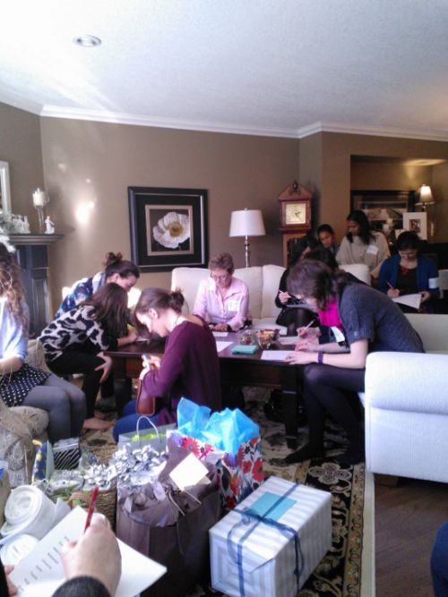 真剣に文字の並び替えゲームに取り組む