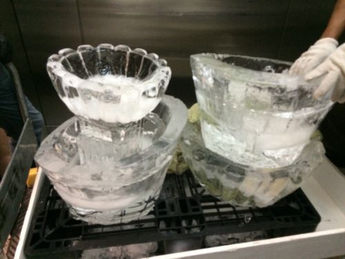 出来上がったものから順にパーティー会場へ運び入れます