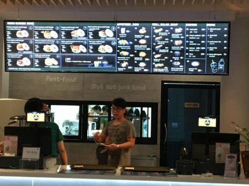 注文カウンターはハンバーガーショップのよう