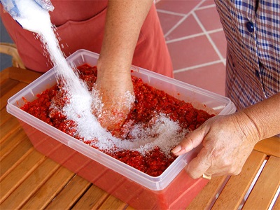 ピーマンを切って、塩漬けにする。