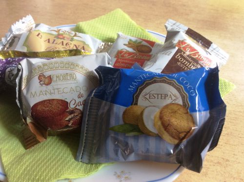 スーパーの量り売りで買ったトゥロンやポルボロン。クリスマス期間中台所のテーブルに置いてあります。