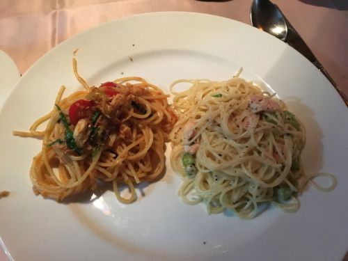 日本人主婦と見るとシェアするように取り分けてくれる