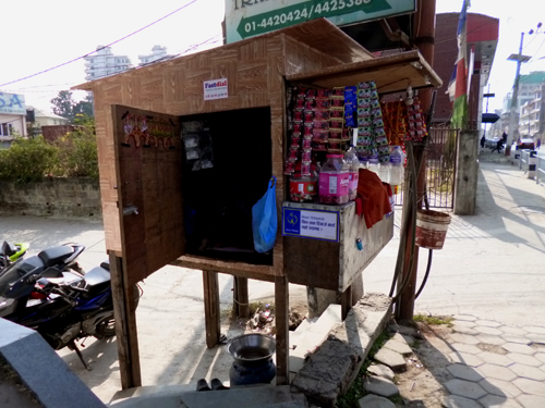 ベニヤ板で簡単に破壊できてしまう作りになってます。