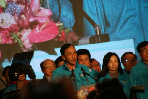 支持者の前で、応援への感謝の言葉と落選のお詫びの言葉を述べる朱立倫候補