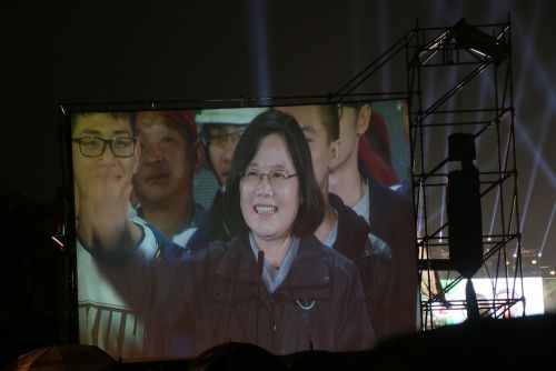 総統選挙の前夜集会で支持者の前に登壇した蔡英文候補