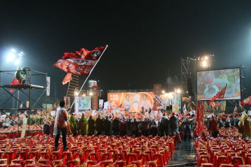 宋楚瑜（ソン・チューユゥイー）候補の前夜集会の様子