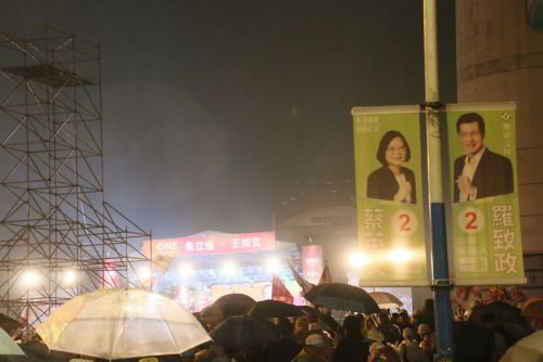 右側のバナーを見ながら会場へ向かう支持者の気持ちは……