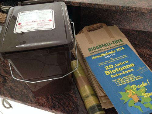 地区ごとに収集日が違うのでゴミカレンダーでチェック。小さな家庭用容器に生ごみがたまったら、家ごとに設置された外のコンテナに入れます。生ごみは週一で回収があります。