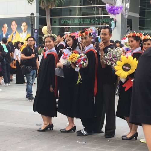 みなさん花かんむりかぶってますね