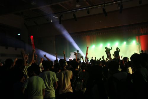 DJの声に合わせ、場内で盛り上がる観客