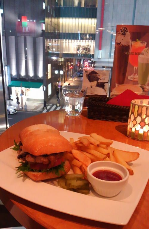 こちらがステーキサンドウィッチ。銀座の街を見ながらのディナータイム。