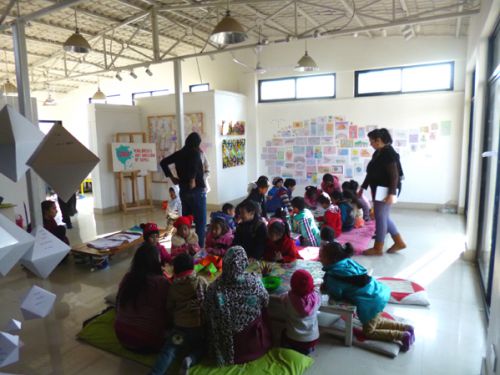 集まった大勢の子どもたちと指導するボランティアのみなさん