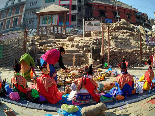 司祭たちの前にはお供え物がずらり。