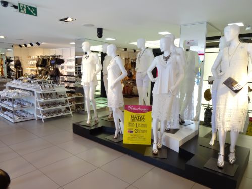 新年向けに店頭に並ぶ白い衣装