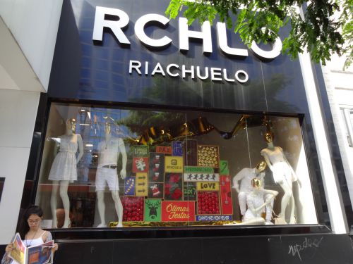 新年向けにショーウィンドウに並ぶ白い衣装