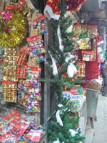 ローカルバザールでもクリスマスグッズ、オーナメントが売り出し。