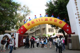 学校の正門より