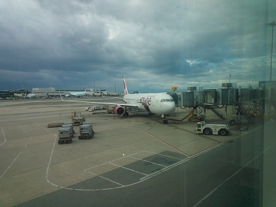 バンクーバー国際空港で出発を待つエアカナダ機