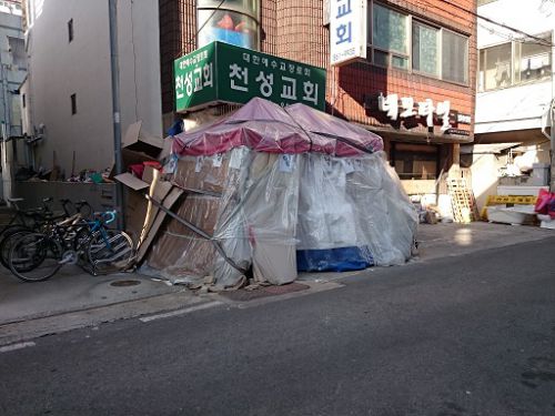 どれでも千ウォン（約９９円）で売っている無人販売所は冬も営業中