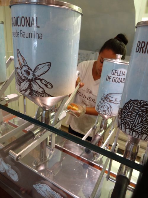 ソニェリアで揚げパンにクリームを詰めるところ