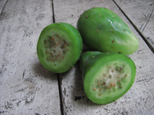 沢山の種が入ったサボテンの実のTUNA少し食べにくいですが美味しいです。