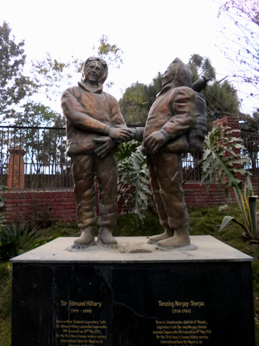 テンジンとヒラリー像の記念撮影ポイント　