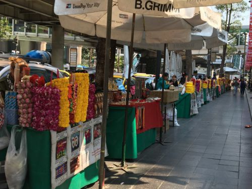 立ち並ぶお供え売りの店