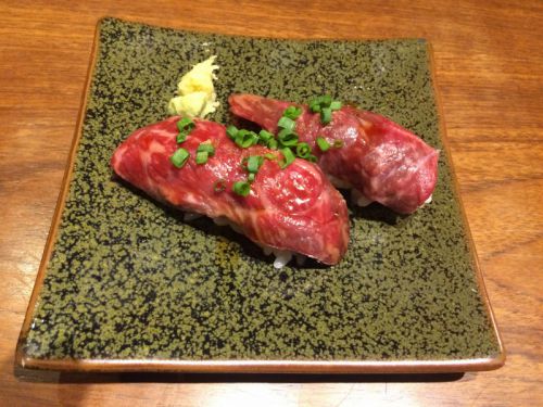 牛肉のお寿司、こういうのも美味しいんです