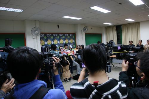 芸能人の囲み取材の様子